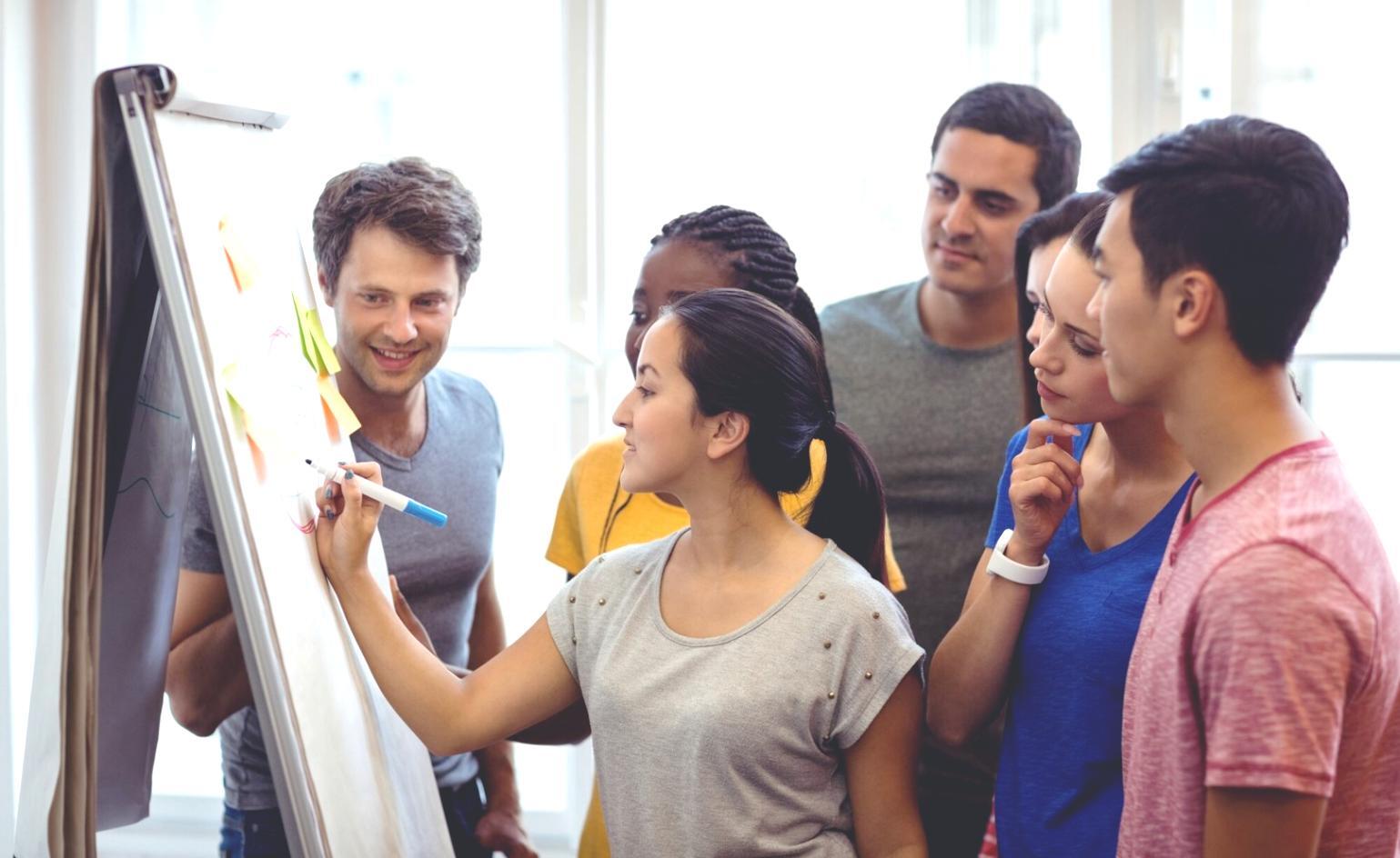 Persona in crescita personale durante una sessione di coaching